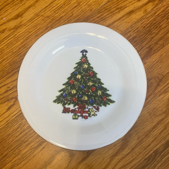 Sea Gull Fine China Small Christmas Tree Plates (Set of Two) - Picture 2 of 3